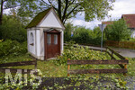 15.07.2026, Bad Wörishofen, Unterallgäu, Schäden nach dem heftigen Gewittersturm mit Hagel am vergangenen Abend über der Stadt Bad Wörishofen im Unterallgäu (Bayern). Abgebrochene Äste liegen auf dem Boden, hier im Ortsteil Stockheim.