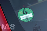15.07.2026, Türkheim im Allgäu, Ein Tesla Model 3 hat die Grüne Feinstaubplakette auf der Windschutzscheibe. Obwohl der Wagen keinen Verbrennungsmotor mehr hat. Nun hat die Bundesregierung die Grüne Plakette bei E-Autos sabgeschafft für den Bürokratieabbau.