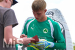 16.07.2026, Bad Wörishofen, Deutschland, 2. Bundesliga, Saison 2026/2027, Der SpVgg Greuther Fürth startet mit der zweiten Trainingseinheit in sein Sommertrainingslager in Bad Wörishofen (Unterallgäu). Der Verein bereitet sich dort auf die Saison 2026/2027 vor. Florian Hellstern (SpVgg Greuther Fürth) verteilt Autogramme.