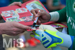 16.07.2026, Bad Wörishofen, Deutschland, 2. Bundesliga, Saison 2026/2027, Der SpVgg Greuther Fürth startet mit der zweiten Trainingseinheit in sein Sommertrainingslager in Bad Wörishofen (Unterallgäu). Der Verein bereitet sich dort auf die Saison 2026/2027 vor. Florian Hellstern (SpVgg Greuther Fürth) verteilt Autogramme.
