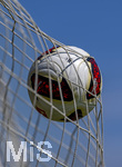 17.07.2026, Fussball 1. Bundesliga 2026/2027,  Torfabrik der offizielle Spielball von adidas für die Saison 26/27. Detailshooting, der Ball landet im Tornetz. 