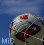 17.07.2026, Fussball 1. Bundesliga 2026/2027,  Torfabrik der offizielle Spielball von adidas für die Saison 26/27. Detailshooting, der Ball landet im Tornetz. Das DFL-Logo ist aufgedruckt zu sehen.