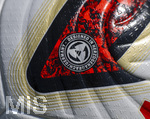 17.07.2026, Fussball 1. Bundesliga 2026/2027,  Torfabrik der offizielle Spielball von adidas für die Saison 26/27. Detailshooting, der Ball liegt auf dem Rasen.Designed in Herzogenaurach / Germany steht aufgedruckt auf dem Ball 