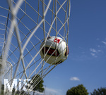 17.07.2026, Fussball 1. Bundesliga 2026/2027,  Torfabrik der offizielle Spielball von adidas für die Saison 26/27. Detailshooting, der Ball landet im Tornetz.   