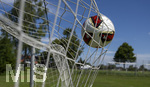 17.07.2026, Fussball 1. Bundesliga 2026/2027,  Torfabrik der offizielle Spielball von adidas für die Saison 26/27. Detailshooting, der Ball landet im Tornetz.  
