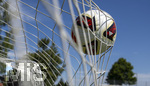17.07.2026, Fussball 1. Bundesliga 2026/2027,  Torfabrik der offizielle Spielball von adidas für die Saison 26/27. Detailshooting, der Ball landet im Tornetz.  