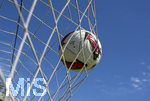 17.07.2026, Fussball 1. Bundesliga 2026/2027,  Torfabrik der offizielle Spielball von adidas für die Saison 26/27. Detailshooting, der Ball landet im Tornetz.   