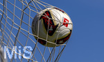 17.07.2026, Fussball 1. Bundesliga 2026/2027,  Torfabrik der offizielle Spielball von adidas für die Saison 26/27. Detailshooting, der Ball landet im Tornetz.    Das DFL Logo ist zu sehen.