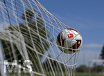 17.07.2026, Fussball 1. Bundesliga 2026/2027,  Torfabrik der offizielle Spielball von adidas für die Saison 26/27. Detailshooting, der Ball landet im Tornetz.  
