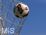 17.07.2026, Fussball 1. Bundesliga 2026/2027,  Torfabrik der offizielle Spielball von adidas für die Saison 26/27. Detailshooting, der Ball landet im Tornetz.    Das DFL Logo ist zu sehen.