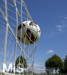 17.07.2026, Fussball 1. Bundesliga 2026/2027,  Torfabrik der offizielle Spielball von adidas für die Saison 26/27. Detailshooting, der Ball landet im Tornetz.   