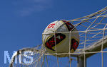 17.07.2026, Fussball 1. Bundesliga 2026/2027,  Torfabrik der offizielle Spielball von adidas für die Saison 26/27. Detailshooting, der Ball landet im Tornetz.  Das DFL Logo ist zu sehen.