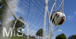 17.07.2026, Fussball 1. Bundesliga 2026/2027,  Torfabrik der offizielle Spielball von adidas für die Saison 26/27. Detailshooting, der Ball landet im Tornetz.   