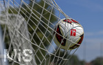 17.07.2026, Fussball 1. Bundesliga 2026/2027,  Torfabrik der offizielle Spielball von adidas für die Saison 26/27. Detailshooting, der Ball landet im Tornetz.  