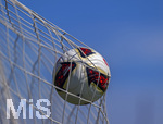 17.07.2026, Fussball 1. Bundesliga 2026/2027,  Torfabrik der offizielle Spielball von adidas für die Saison 26/27. Detailshooting, der Ball landet im Tornetz.   