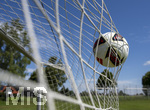 17.07.2026, Fussball 1. Bundesliga 2026/2027,  Torfabrik der offizielle Spielball von adidas für die Saison 26/27. Detailshooting, der Ball landet im Tornetz.   