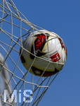 17.07.2026, Fussball 1. Bundesliga 2026/2027,  Torfabrik der offizielle Spielball von adidas für die Saison 26/27. Detailshooting, der Ball landet im Tornetz.    Das DFL Logo ist zu sehen.