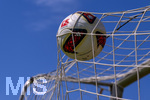 BILDBEARBEITUNG! 17.07.2026, Fussball 1. Bundesliga 2026/2027,  Torfabrik der offizielle Spielball von adidas für die Saison 26/27. Detailshooting, der Ball landet im Tornetz. Das DFL-Logo ist aufgedruckt zu sehen. 