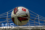 BILDBEARBEITUNG! 17.07.2026, Fussball 1. Bundesliga 2026/2027,  Torfabrik der offizielle Spielball von adidas für die Saison 26/27. Detailshooting, der Ball landet im Tornetz. Das DFL-Logo ist aufgedruckt zu sehen. 