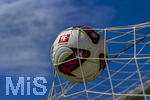 BILDBEARBEITUNG! 17.07.2026, Fussball 1. Bundesliga 2026/2027,  Torfabrik der offizielle Spielball von adidas für die Saison 26/27. Detailshooting, der Ball landet im Tornetz. Das DFL-Logo ist aufgedruckt zu sehen. 