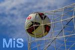 BILDBEARBEITUNG! 17.07.2026, Fussball 1. Bundesliga 2026/2027,  Torfabrik der offizielle Spielball von adidas für die Saison 26/27. Detailshooting, der Ball landet im Tornetz. Das DFL-Logo ist aufgedruckt zu sehen. 