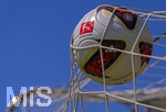 BILDBEARBEITUNG! 17.07.2026, Fussball 1. Bundesliga 2026/2027,  Torfabrik der offizielle Spielball von adidas für die Saison 26/27. Detailshooting, der Ball landet im Tornetz. Das DFL-Logo ist aufgedruckt zu sehen. 