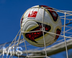 BILDBEARBEITUNG! 17.07.2026, Fussball 1. Bundesliga 2026/2027,  Torfabrik der offizielle Spielball von adidas für die Saison 26/27. Detailshooting, der Ball landet im Tornetz. Das DFL-Logo ist aufgedruckt zu sehen. 