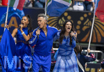 19.07.2026, Fussball Weltmeisterschaft 2026 in den USA, Finale, Spanien - Argentinien, im MetLife Stadium (New York/New Jersey (East Rutherford)), v.li: Nicole Scherzinger,  Popstar Robbie Williams (England), Sängerin Laura Pausini (Italien) bei der Abschlussfeier vor dem Spiel
 


