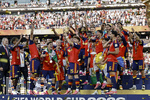 19.07.2026, Fussball Weltmeisterschaft 2026 in den USA, Finale, Spanien - Argentinien, im MetLife Stadium (New York/New Jersey (East Rutherford)), Nach dem 1:0 Sieg, die Siegerehrung für den Weltmeister 2026 Spanien.  Fermin Lopez (Spanien) stemmt den Pokal in die Höhe 
 

