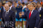19.07.2026, Fussball Weltmeisterschaft 2026 in den USA, Finale, Spanien - Argentinien, im MetLife Stadium (New York/New Jersey (East Rutherford)), Spanien ist Fussball Weltmeister 2026, Siegerehrung mit Gianni Infantino (li, FIFA-Präsident) und US-Präsident Donald Trump (re).


