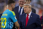 19.07.2026, Fussball Weltmeisterschaft 2026 in den USA, Finale, Spanien - Argentinien, im MetLife Stadium (New York/New Jersey (East Rutherford)), Spanien ist Fussball Weltmeister 2026, Siegerehrung mit Gianni Infantino (li, FIFA-Präsident) und US-Präsident Donald Trump (re). mitte: shakehands mit Torwart Simon Unai (Spanien)  

