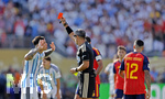 19.07.2026, Fussball Weltmeisterschaft 2026 in den USA, Finale, Spanien - Argentinien, im MetLife Stadium (New York/New Jersey (East Rutherford)), Nach Foul bekommt Enzo Fernandez (Argentinien) die rote Karte.
 

