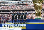 19.07.2026, Fussball Weltmeisterschaft 2026 in den USA, Finale, Spanien - Argentinien, im MetLife Stadium (New York/New Jersey (East Rutherford)), Spanien ist nach 1:0 Sieg Weltmeister 2026, Siegerehrung. Auszeichnung für die Schiedsrichter. Schiedsrichter Slavko Vincic, mit seinen Assistenten Tomaz Klancnik, Andraz Kovacic, Vierter Offizieller Adham Makhadmeh,  mit VAR Referee Bastian Dankert bekommen Medailien.
 


