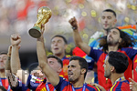 19.07.2026, Fussball Weltmeisterschaft 2026 in den USA, Finale, Spanien - Argentinien, im MetLife Stadium (New York/New Jersey (East Rutherford)), Nach dem 1:0 Sieg, die Siegerehrung für den Weltmeister 2026 Spanien, die Spieler feiern mit dem Pokal. Rodri (Spanien) stemmt den Pokal in die Höhe.
 

