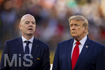 19.07.2026, Fussball Weltmeisterschaft 2026 in den USA, Finale, Spanien - Argentinien, im MetLife Stadium (New York/New Jersey (East Rutherford)), Spanien ist Fussball Weltmeister 2026, Siegerehrung mit Gianni Infantino (li, FIFA-Präsident) und US-Präsident Donald Trump (re).

