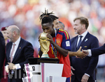 19.07.2026, Fussball Weltmeisterschaft 2026 in den USA, Finale, Spanien - Argentinien, im MetLife Stadium (New York/New Jersey (East Rutherford)), Spanien ist Fussball Weltmeister 2026, Nico Williams (Spanien) küsst den Pokal.

