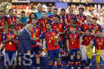 19.07.2026, Fussball Weltmeisterschaft 2026 in den USA, Finale, Spanien - Argentinien, im MetLife Stadium (New York/New Jersey (East Rutherford)), Spanien ist Fussball Weltmeister 2026, Siegerehrung, mit US-Präsident Donald Trump (li, USA), Rodri (Spanien) wartet ungeduldig auf sein verschwinden aus dem Siegerfoto.  Lamine Yamal (Spanien), Fermin Lopez (Spanien) 

