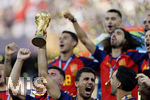 19.07.2026, Fussball Weltmeisterschaft 2026 in den USA, Finale, Spanien - Argentinien, im MetLife Stadium (New York/New Jersey (East Rutherford)), Nach dem 1:0 Sieg, die Siegerehrung für den Weltmeister 2026 Spanien, die Spieler feiern mit dem Pokal. Rodri (Spanien) stemmt den Pokal in die Höhe.
 

