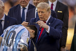 19.07.2026, Fussball Weltmeisterschaft 2026 in den USA, Finale, Spanien - Argentinien, im MetLife Stadium (New York/New Jersey (East Rutherford)), Spanien ist Fussball Weltmeister 2026, Siegerehrung mit Gianni Infantino (li, FIFA-Präsident) und US-Präsident Donald Trump (re). mitte: Medaillienübergabe mit dem enttäuschten Verlierer Lionel Messi (Argentinien) 

