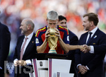 19.07.2026, Fussball Weltmeisterschaft 2026 in den USA, Finale, Spanien - Argentinien, im MetLife Stadium (New York/New Jersey (East Rutherford)), Spanien ist Fussball Weltmeister 2026, Dani Olmo (Spanien) küsst den Pokal.

