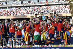 19.07.2026, Fussball Weltmeisterschaft 2026 in den USA, Finale, Spanien - Argentinien, im MetLife Stadium (New York/New Jersey (East Rutherford)), Nach dem 1:0 Sieg, die Siegerehrung für den Weltmeister 2026 Spanien. Fabian Ruiz (Spanien) mit dem Pokal, Dani Olmo (Spanien), Gavi (Spanien), 
 

