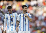 19.07.2026, Fussball Weltmeisterschaft 2026 in den USA, Finale, Spanien - Argentinien, im MetLife Stadium (New York/New Jersey (East Rutherford)), Spanien ist Fussball Weltmeister 2026, Die Argentinier siond zweiter Sieger, Rodrigo de Paul (Argentinien) und Lionel Messi (Argentinien) frustriert mit der Silbermedaille um den Hals


