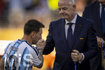 19.07.2026, Fussball Weltmeisterschaft 2026 in den USA, Finale, Spanien - Argentinien, im MetLife Stadium (New York/New Jersey (East Rutherford)), Spanien ist Fussball Weltmeister 2026, Siegerehrung mit Gianni Infantino (re, FIFA-Präsident) li: shakehands mit Lionel Messi (Argentinien) 



