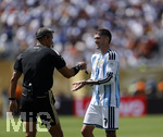 19.07.2026, Fussball Weltmeisterschaft 2026 in den USA, Finale, Spanien - Argentinien, im MetLife Stadium (New York/New Jersey (East Rutherford)), Schiedsrichter Slavko Vincic (SLO) mit Rodrigo de Paul (ARG).
 

