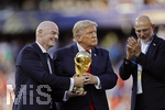 19.07.2026, Fussball Weltmeisterschaft 2026 in den USA, Finale, Spanien - Argentinien, im MetLife Stadium (New York/New Jersey (East Rutherford)), Spanien ist Fussball Weltmeister 2026, Siegerehrung v.li: Gianni Infantino (FIFA-Präsident) und US-Präsident Donald Trump tragen den WM-Pokal gemeinsam zum Mannschaftskapitän der Spanier aufs Podest.

