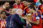 19.07.2026, Fussball Weltmeisterschaft 2026 in den USA, Finale, Spanien - Argentinien, im MetLife Stadium (New York/New Jersey (East Rutherford)), Spanien ist Fussball Weltmeister 2026, Siegerehrung v.li: Gianni Infantino (FIFA-Präsident) und US-Präsident Donald Trump tragen den WM-Pokal gemeinsam zum Mannschaftskapitän der Spanier aufs Podest. re: Rodri (Spanien) mit dem Pokal.

