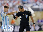 19.07.2026, Fussball Weltmeisterschaft 2026 in den USA, Finale, Spanien - Argentinien, im MetLife Stadium (New York/New Jersey (East Rutherford)), v.li: Gonzalo Montiel (Argentinien). im Gespräch mit Schiedsrichter Slavko Vincic (SLO)
 

