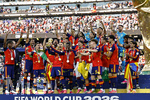 19.07.2026, Fussball Weltmeisterschaft 2026 in den USA, Finale, Spanien - Argentinien, im MetLife Stadium (New York/New Jersey (East Rutherford)), Nach dem 1:0 Sieg, die Siegerehrung für den Weltmeister 2026 Spanien. Robin Le Normand (Spanien) stemmt den Pokal in die Höhe. Gavi (Spanien), Nico Williams (Spanien), Fermin Lopez (Spanien) 
 

