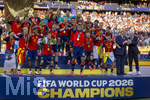 19.07.2026, Fussball Weltmeisterschaft 2026 in den USA, Finale, Spanien - Argentinien, im MetLife Stadium (New York/New Jersey (East Rutherford)), Spanien ist Fussball Weltmeister 2026, Siegerehrung, Rodri (Spanien) stemmt den Pokal in die Höhe, Lamine Yamal (Spanien), Fermin Lopez (Spanien) etc, re: US-Präsident Donald Trump und Gianni Infantino (FIFA-Präsident) gehen erst spät aus dem Bild. 


