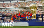 19.07.2026, Fussball Weltmeisterschaft 2026 in den USA, Finale, Spanien - Argentinien, im MetLife Stadium (New York/New Jersey (East Rutherford)), Nach dem 1:0 Sieg, die Siegerehrung für den Weltmeister 2026 Spanien. li. König von Spanien König Felipe VI (li), re: Gianni Infantino (FIFA-Präsident) versucht den US-Präsidenten Donald Trump (2.v.re) vom Podest zu bekommen, die Spieler feiern mit dem Pokal. Rodri (Spanien) stemmt den Pokal in die Höhe.
 

